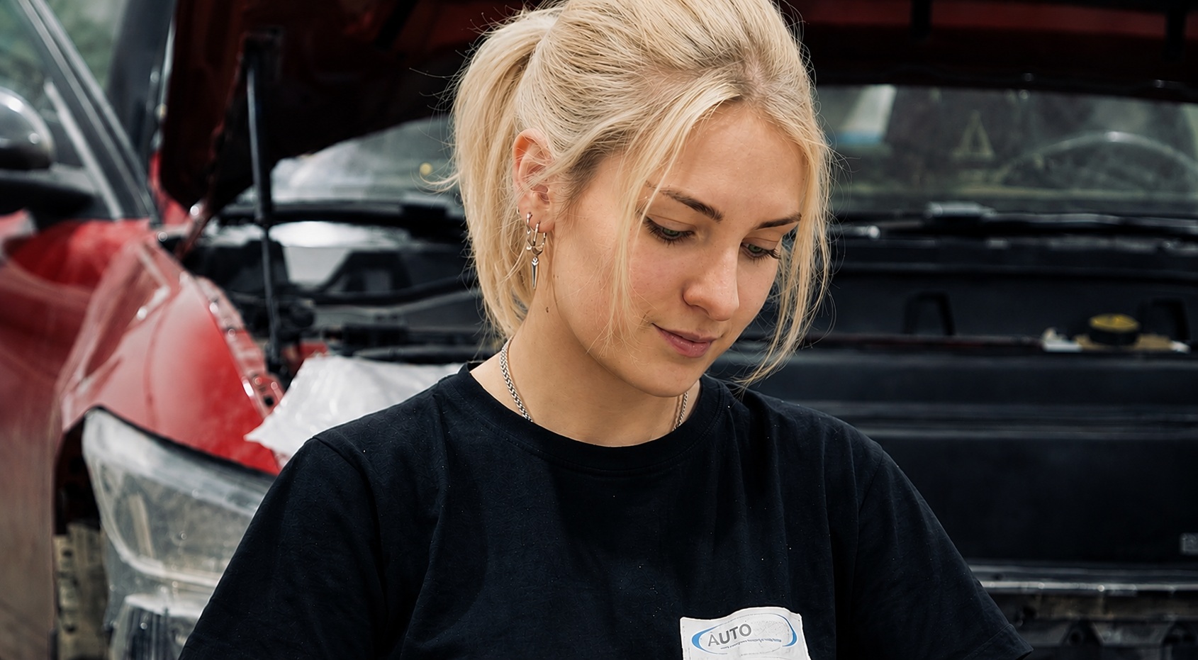 Samantha siktar på en framtid inom bilmekanikerbranschen