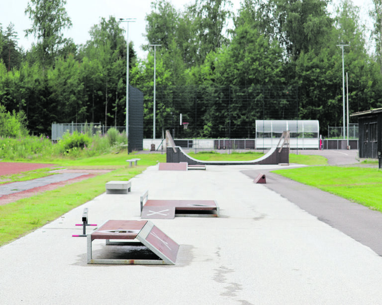 Debatt kring skejtbanan i Isnäs på grund av höga smällar 