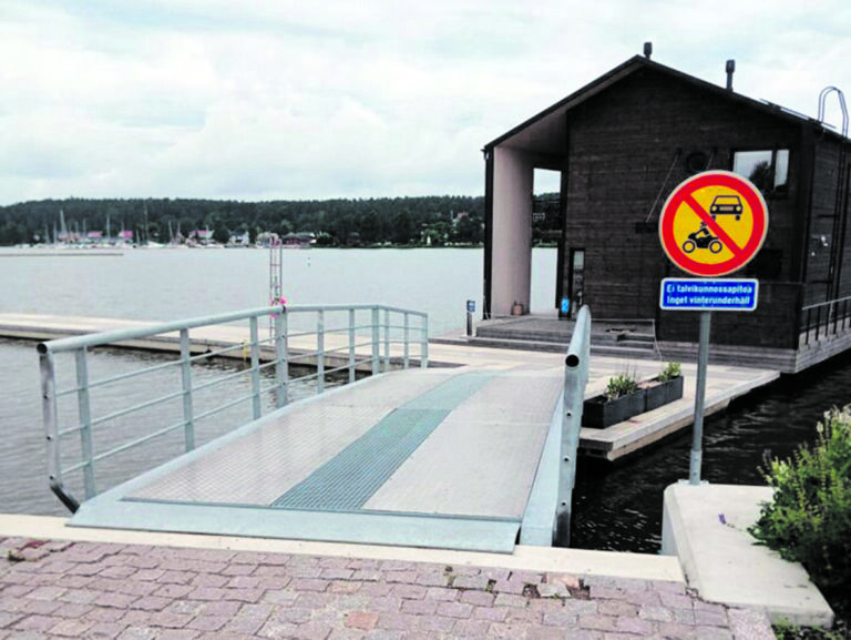 Nu får man varken gå eller åka längs stålbron 
